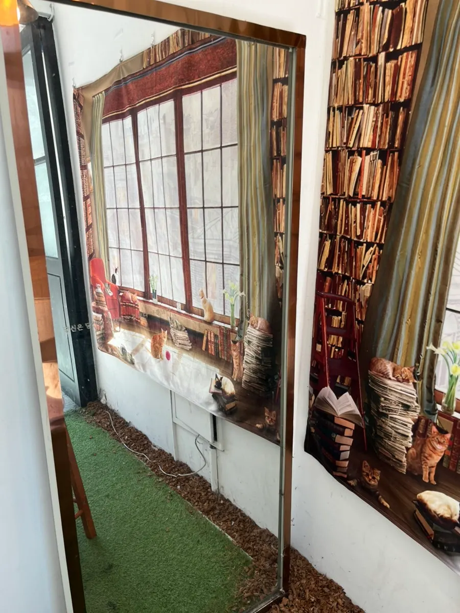 Pintu masuk Eulji Darak berbentuk rak buku