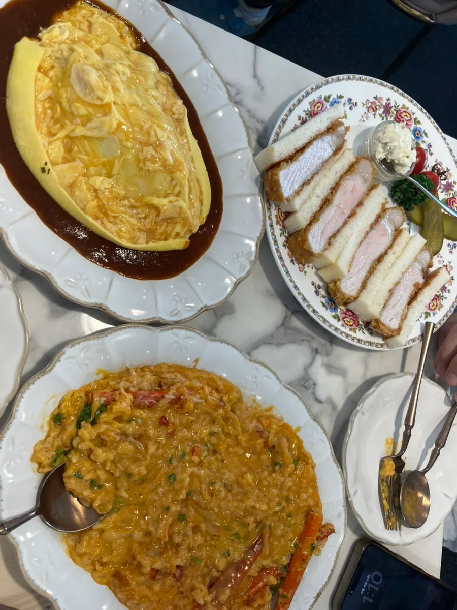 Hidangan Darak Omurice dan risotto ketam pedas