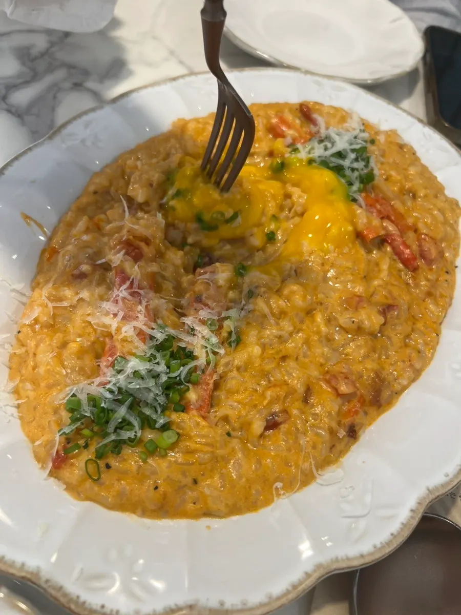 Risotto ketam pedas dengan kuning telur di atas