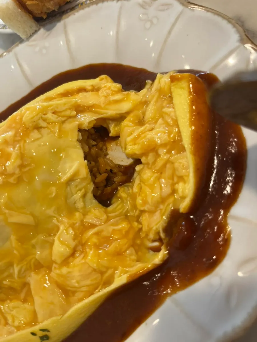 Upacara pemotongan omurice oleh staf