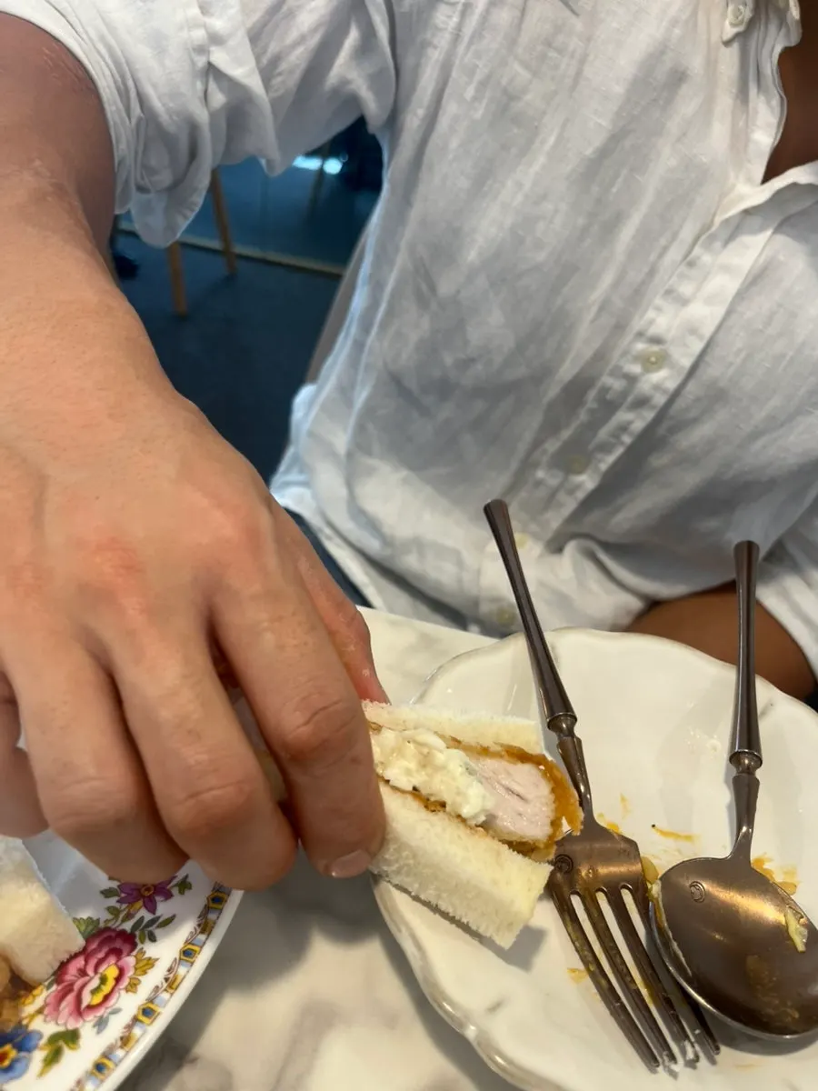 Katsu sando dengan isi rosu katsu yang tebal