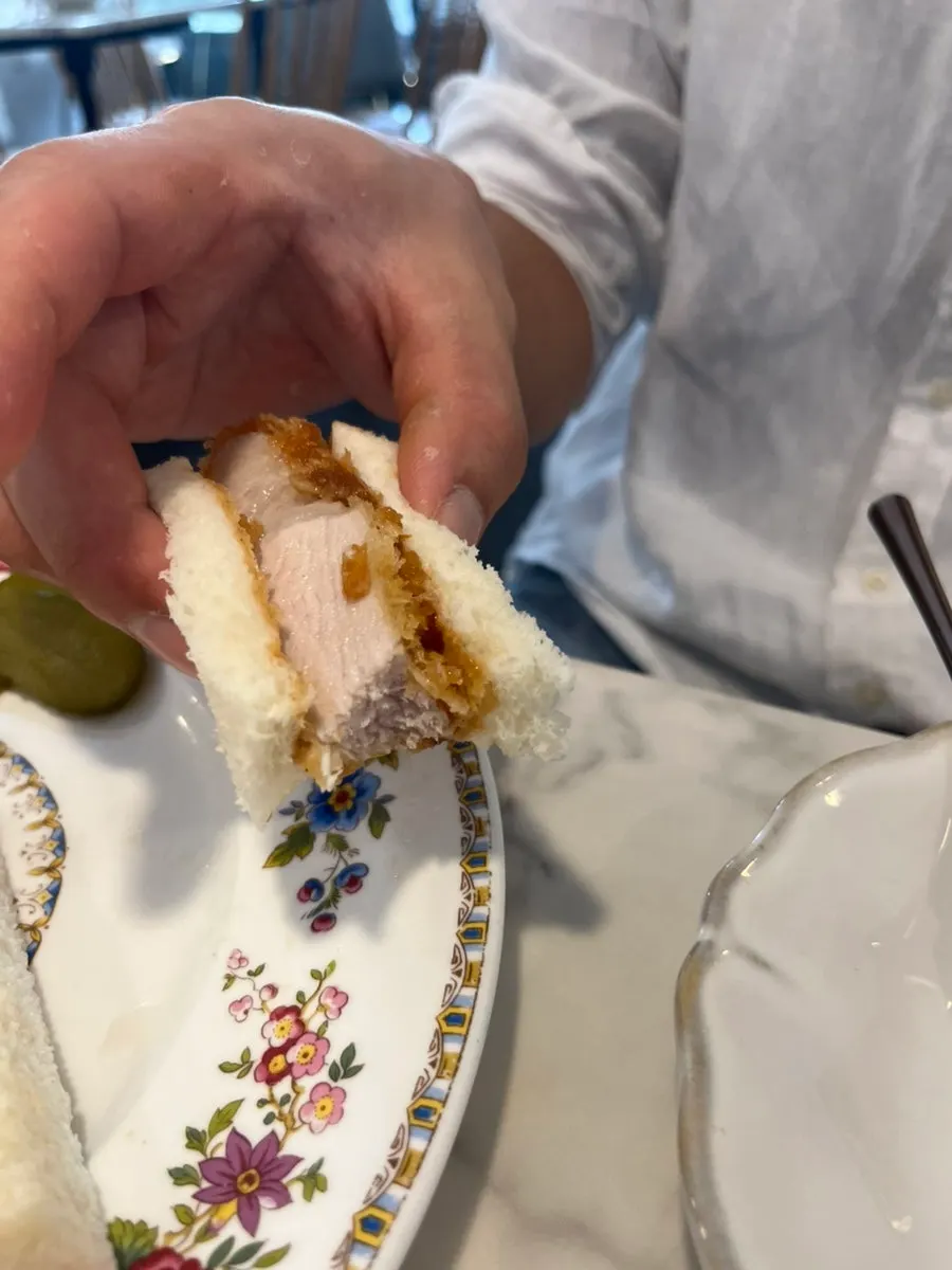 Katsu sando dipotong empat keping
