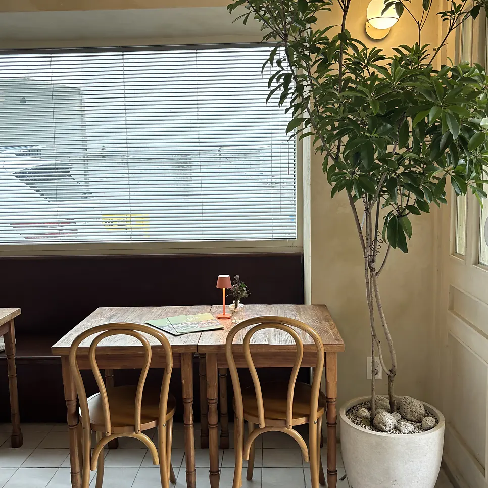Cozy, cute interior of Le Bon Goûter