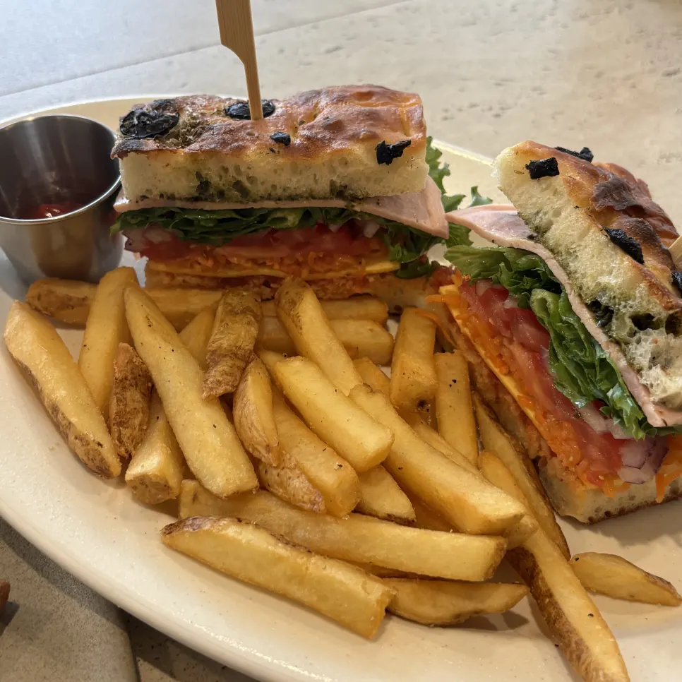 Plate of Le Bon Goûter's focaccia sandwich