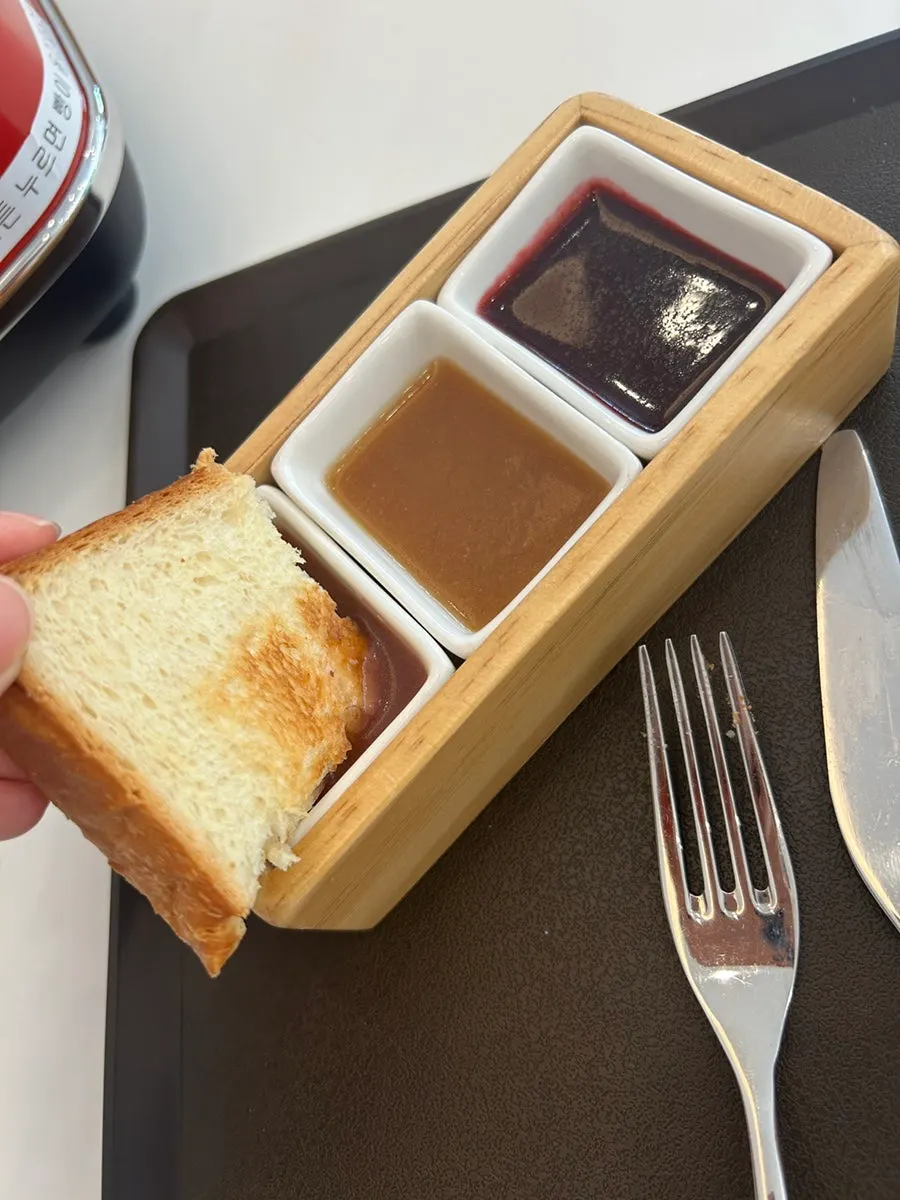 노릇하게 구워진 식빵에 잼을 바른 모습