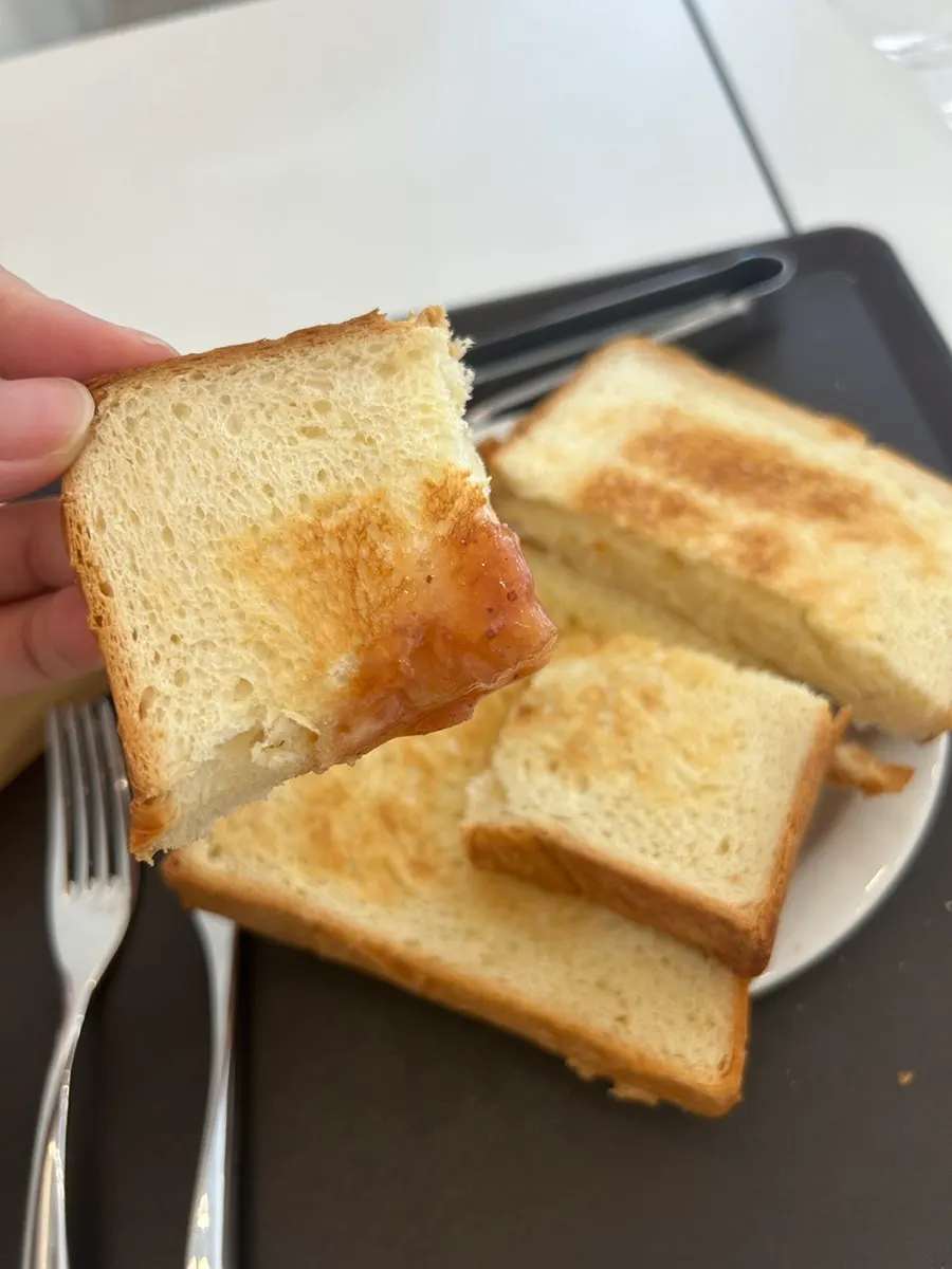 토스트한 식빵과 잼이 놓인 테이블