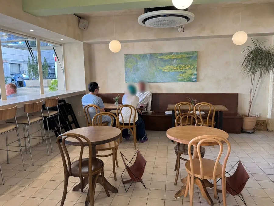 Interior mood at Le Bon Goûter with fresh flowers