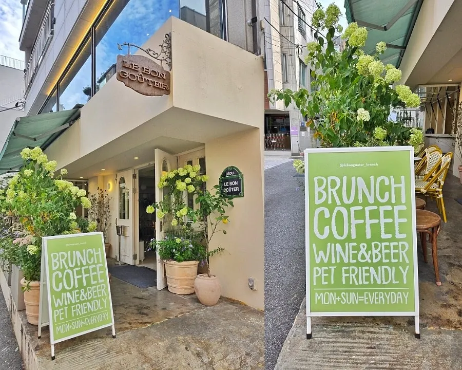 Le Bon Goûter ground-floor shop in an alley