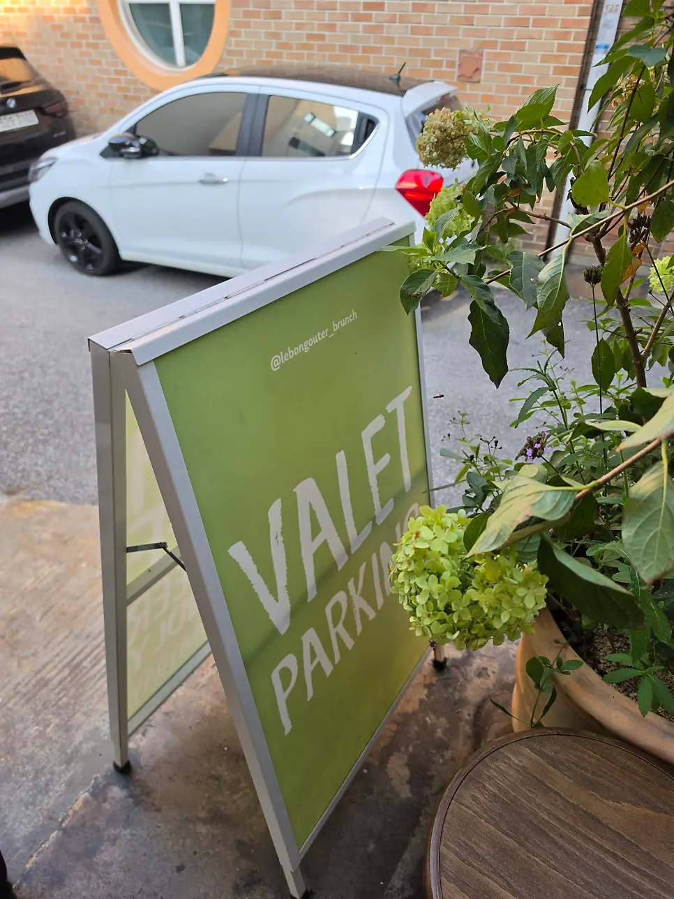 Alley view in front of the Le Bon Goûter building