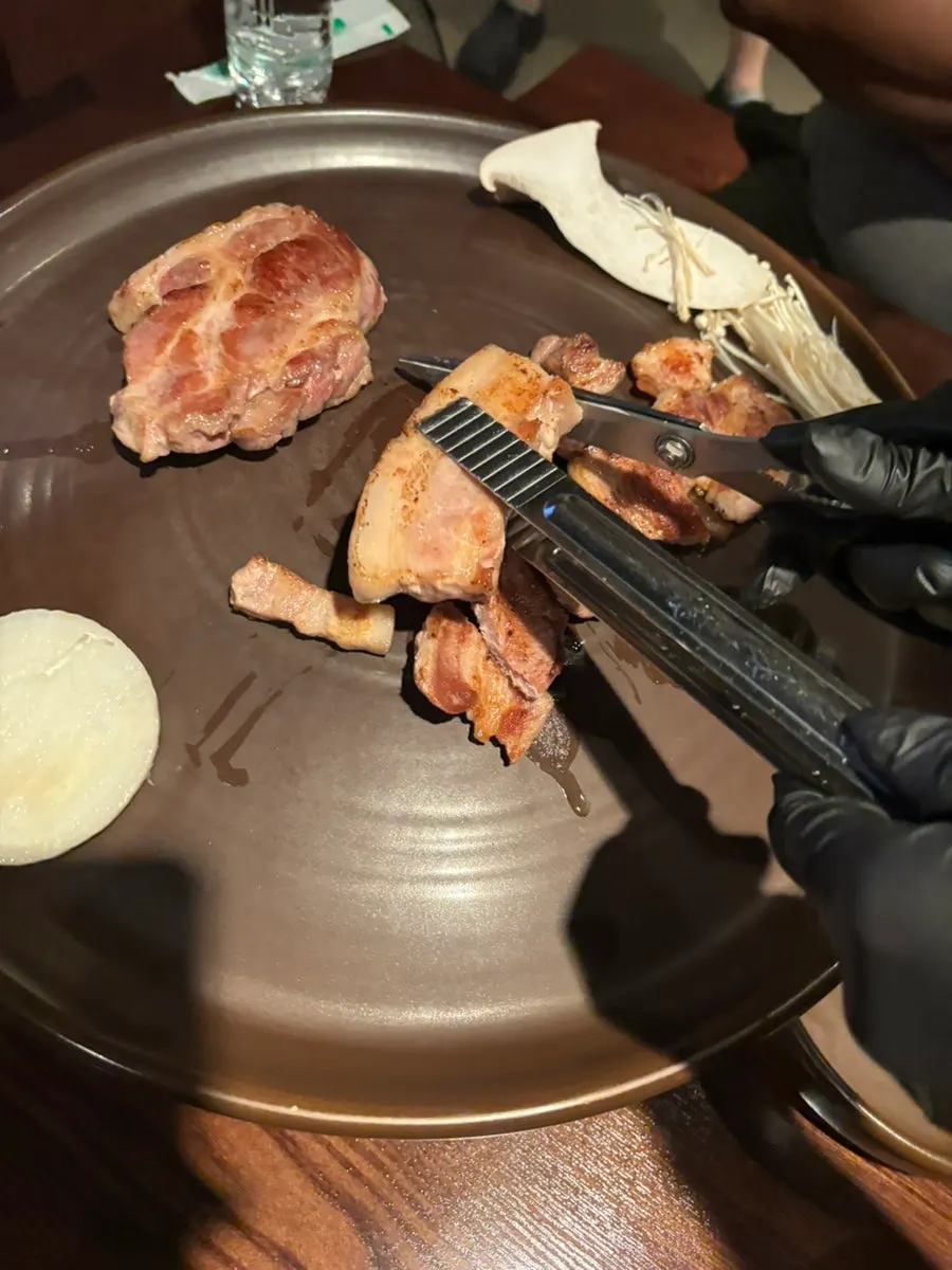 Pre-grilled meat on the tabletop grill