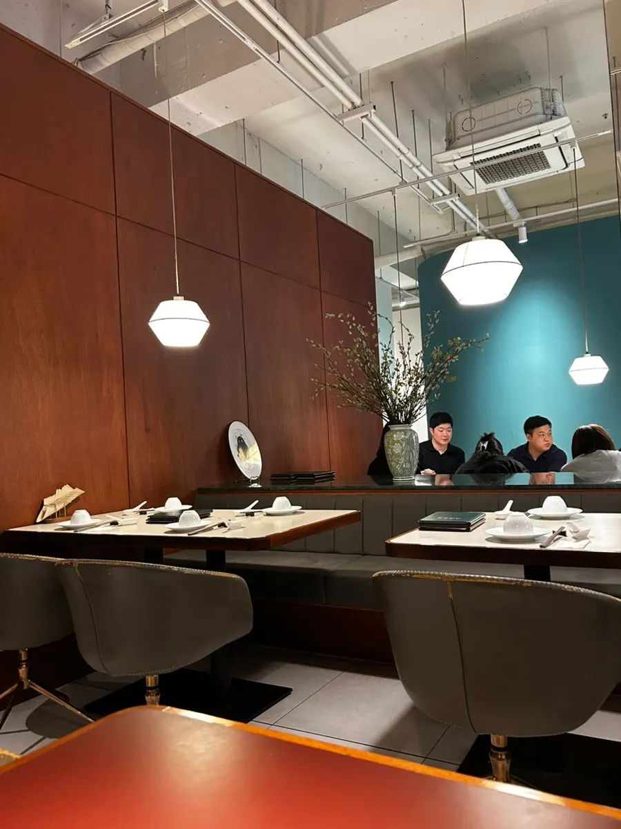 Dining hall and private-room seating at Bobo Sikdang