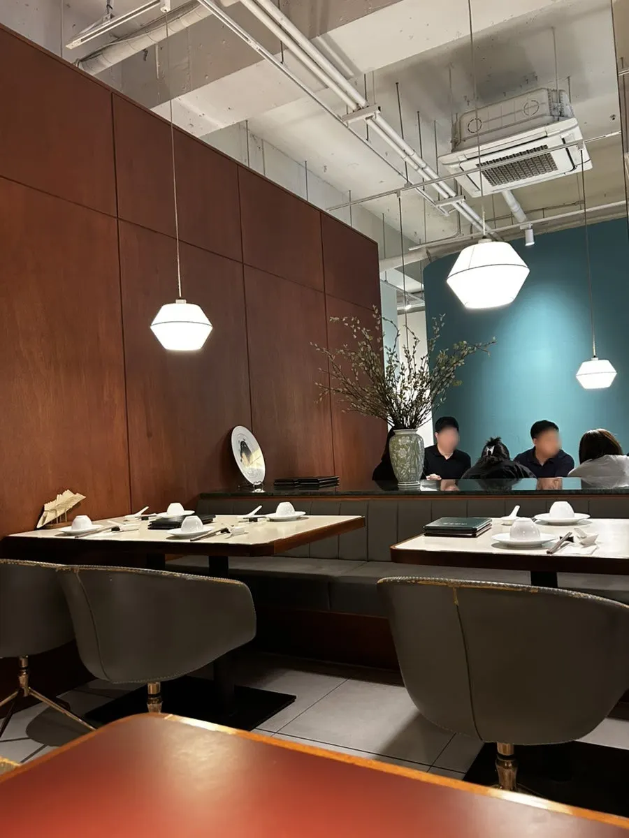 Dining hall and private-room seating at Bobo Sikdang