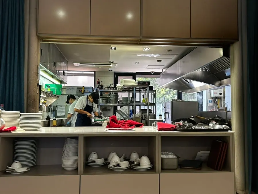 Dining hall and private-room seating at Bobo Sikdang