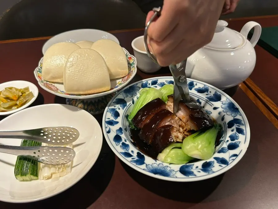 Clam-shaped flower bun for dongpo pork