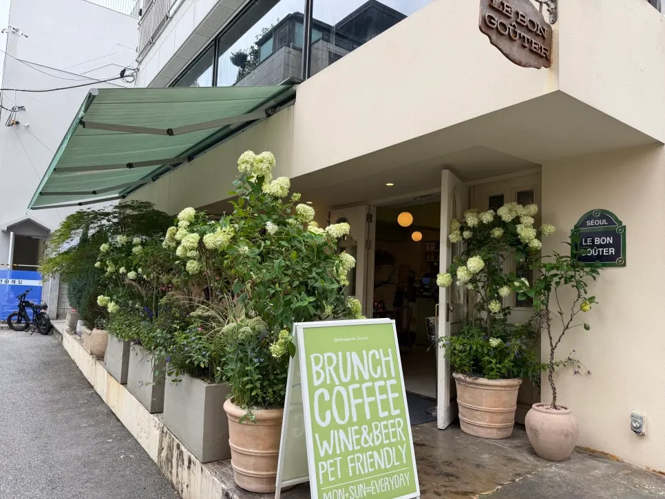 The atmosphere inside Le Bon Goûter in Apgujeong