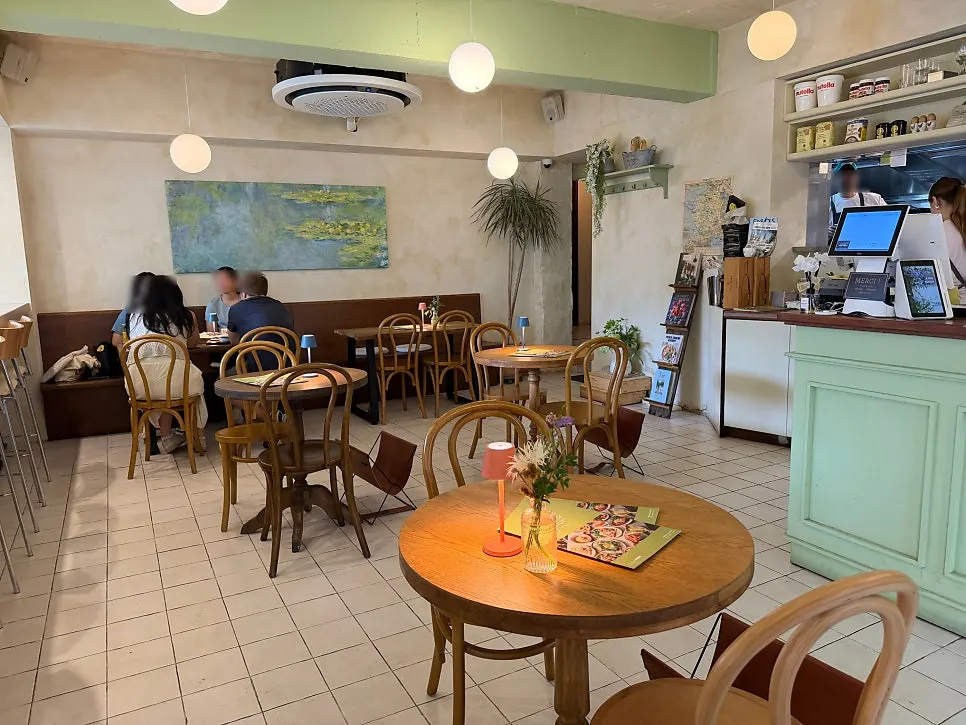 Interior view of the Le Bon Goûter brunch café