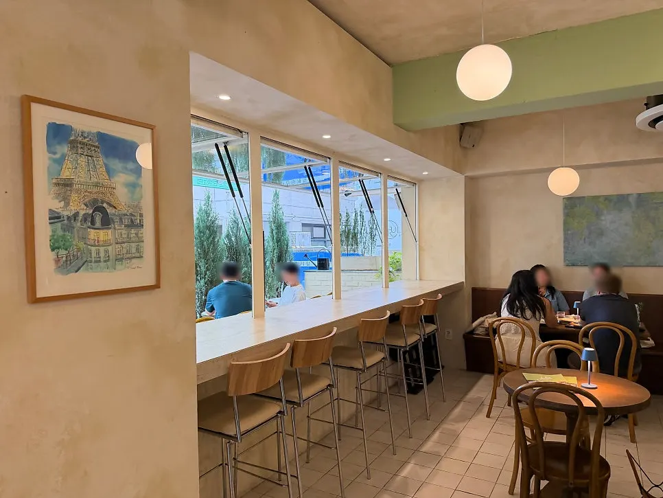 Seating at Le Bon Goûter, good for conversation