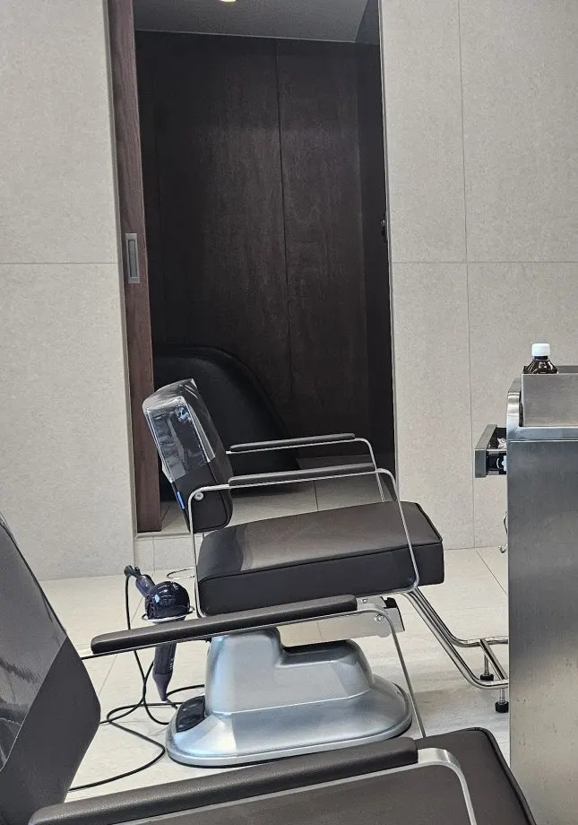 여유롭게 구성된 매장 공간과 인테리어