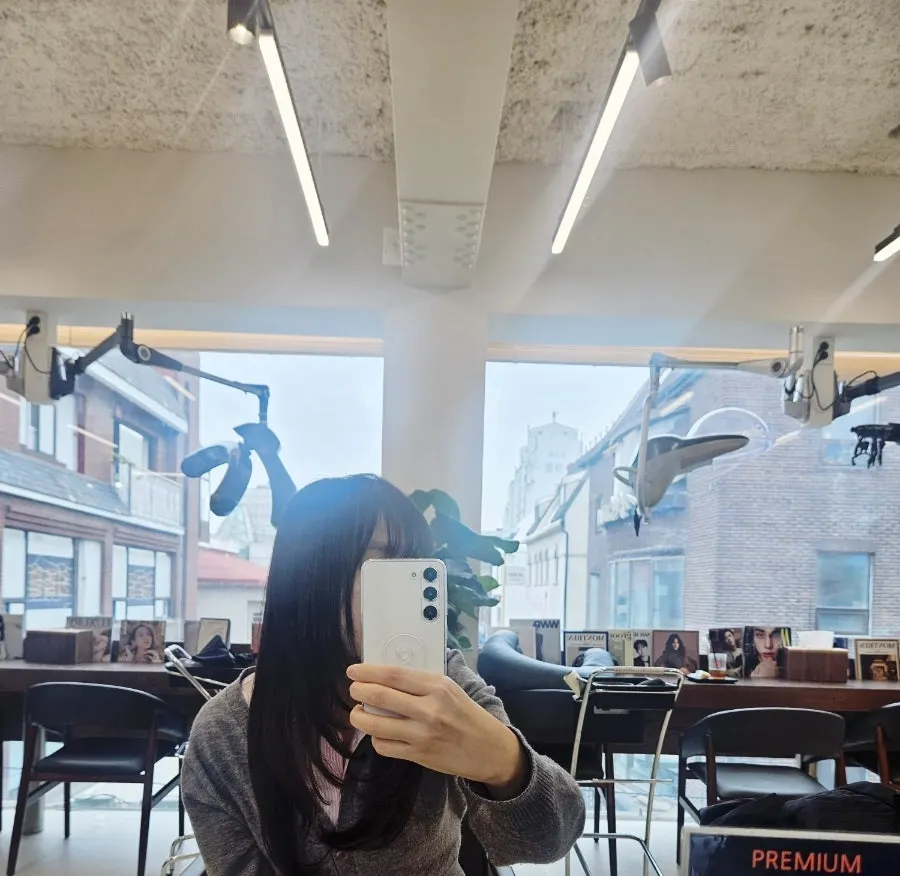 자연스럽게 이어진 긴머리 레이어드 스타일