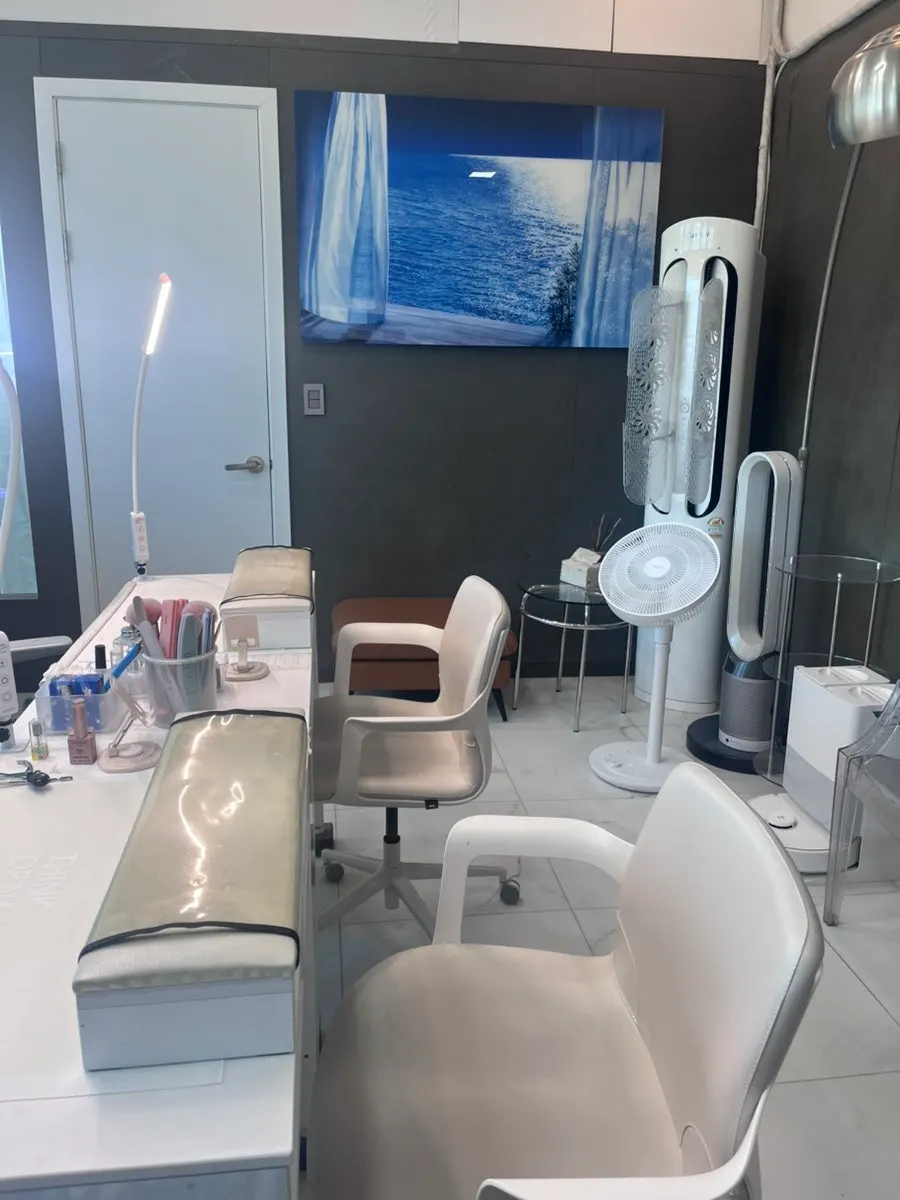 Neatly arranged nail-service area at Naeil Didi