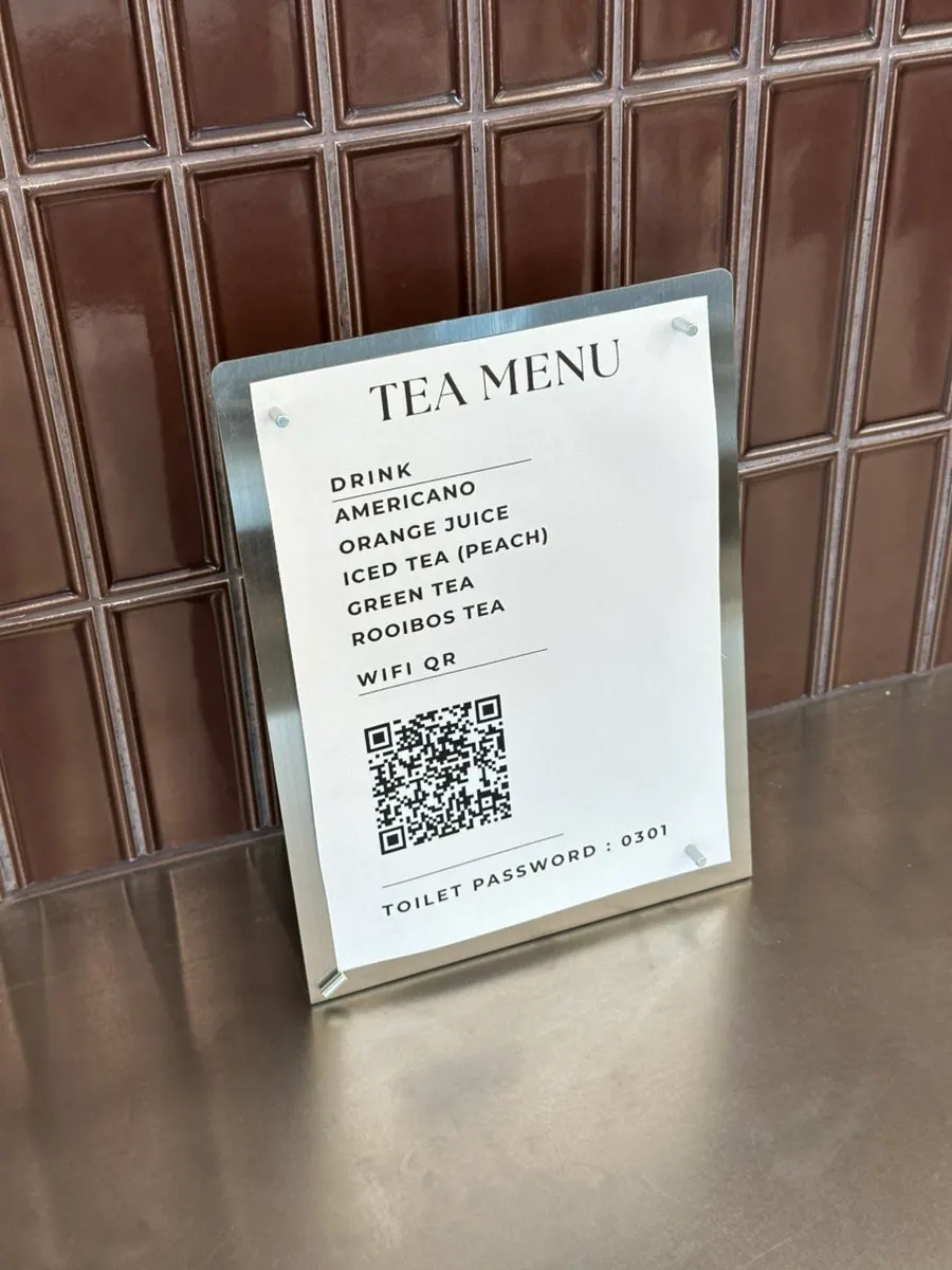 브라운 타일로 꾸며진 헤어숍 대기 공간