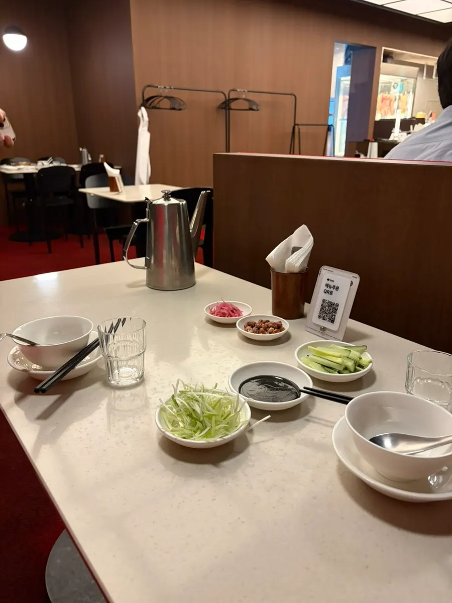 Table setting with complimentary peanuts