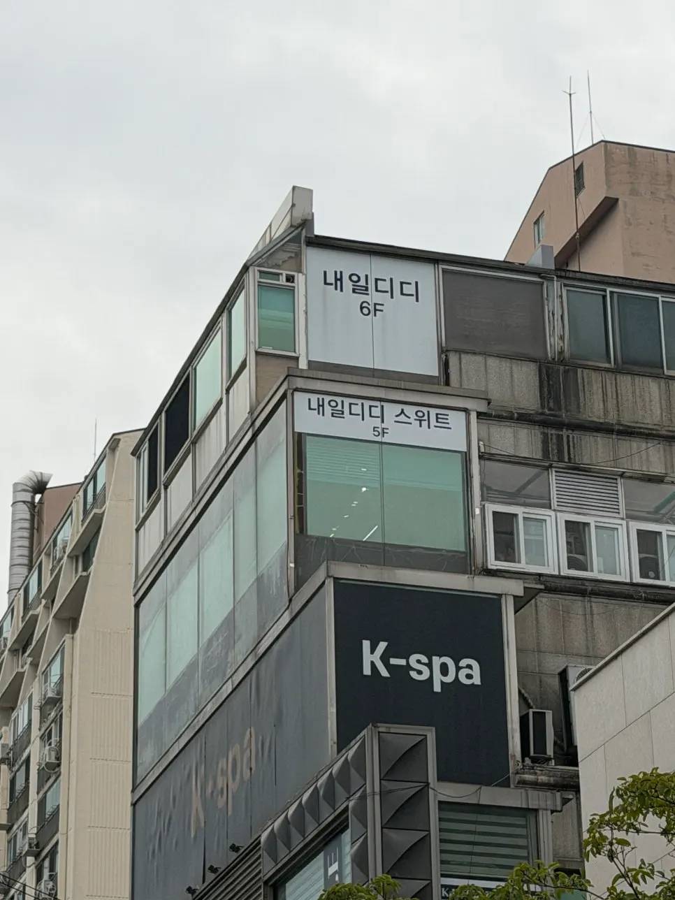 압구정로데오역 인근 내일디디가 있는 건물 입구
