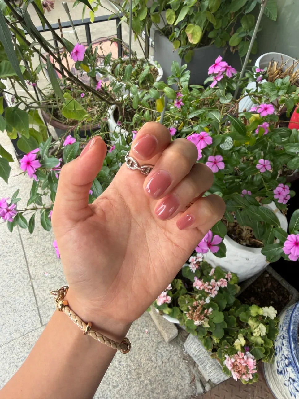 베이스 위에 말린장미 컬러를 올리는 시술 장면