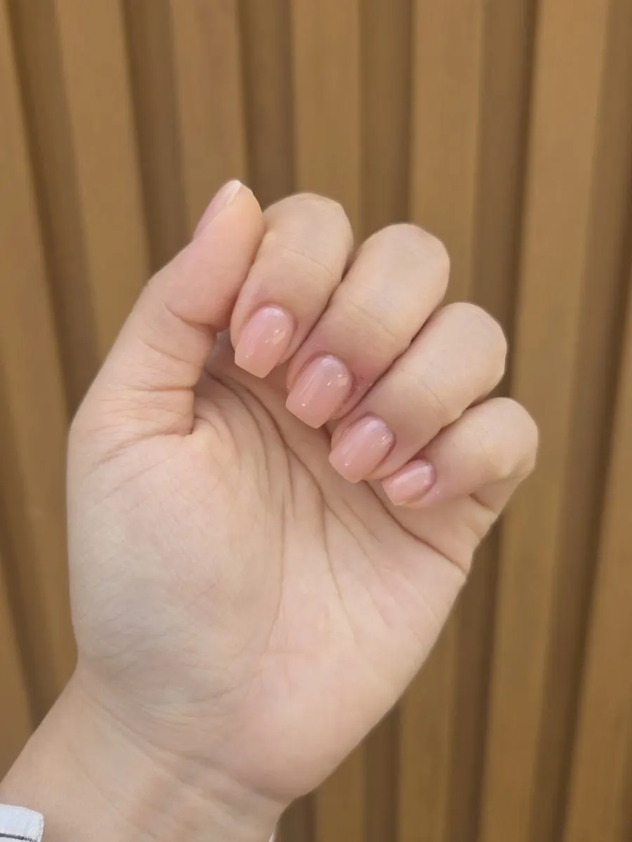 피부톤과 어우러진 맑은 누드 시럽 컬러