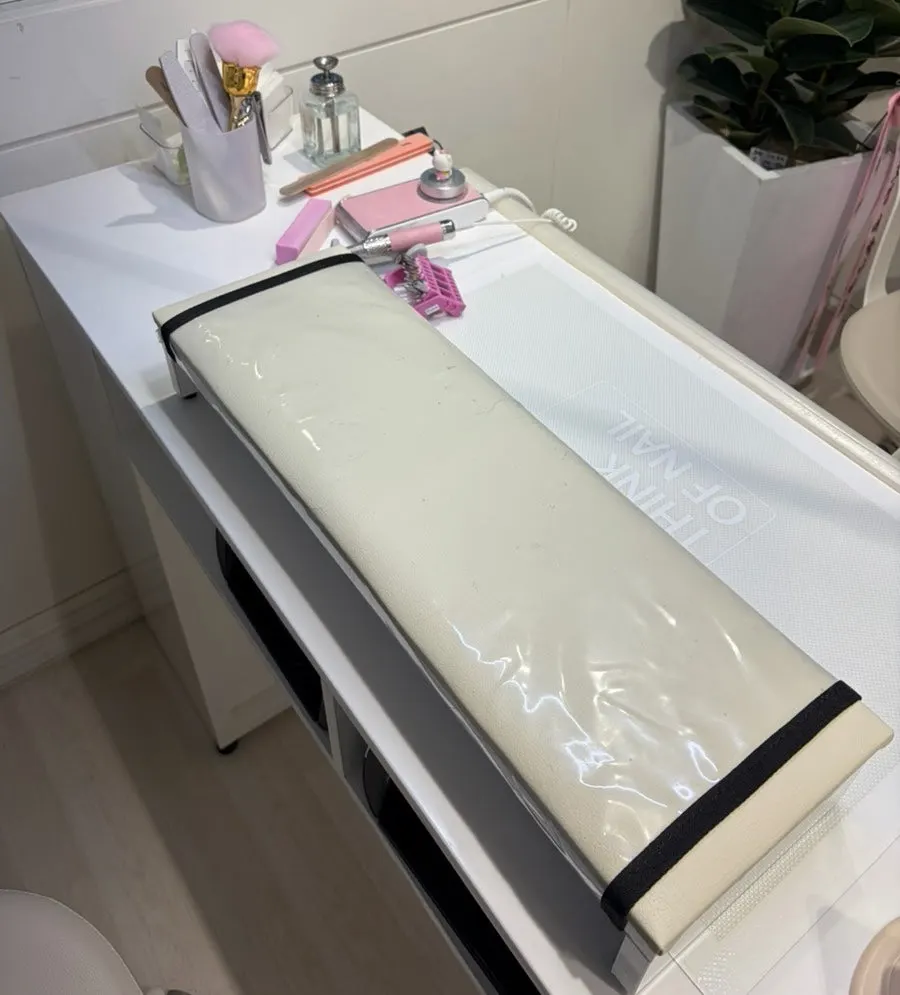 Naeil Didi's treatment table and tools