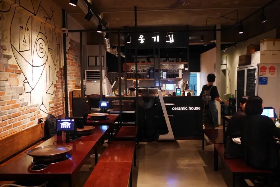 그림이 걸린 옹기집 본점 홀 전경