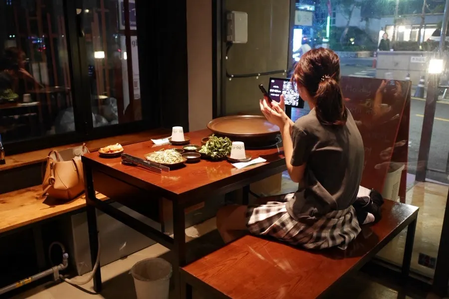 조명이 밝힌 옹기집 테이블석