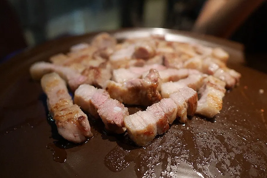 옹기불판에 올린 초벌 삼겹살