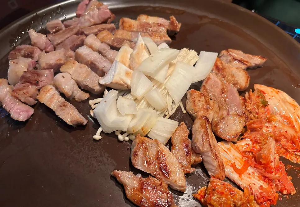 옹기 불판 위에 올린 초벌 고기