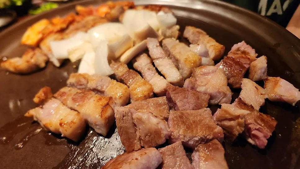 직원이 구워준 고기가 푸짐하게 올라간 불판