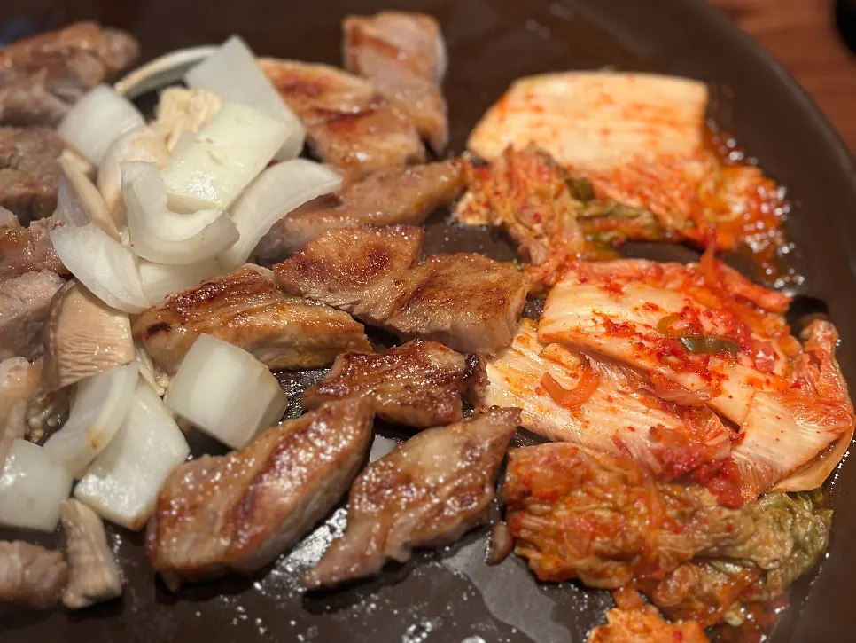 옹기 불판에 구운 숙성 삼겹살
