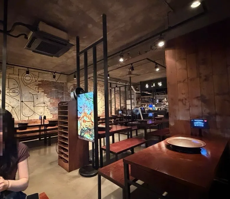 Restaurant atmosphere with open windows