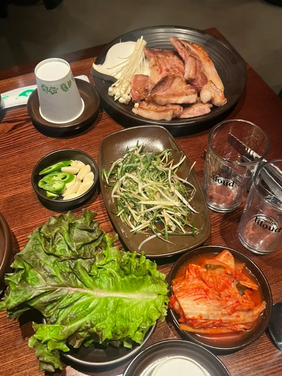 Basic table setting before the pre-grilled set