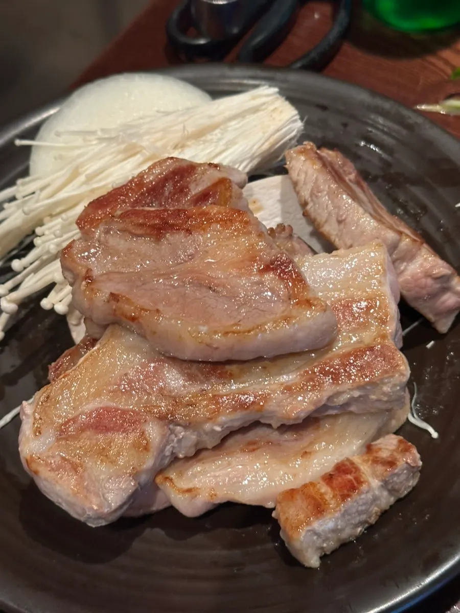 Pre-grilled meat at Onggijip