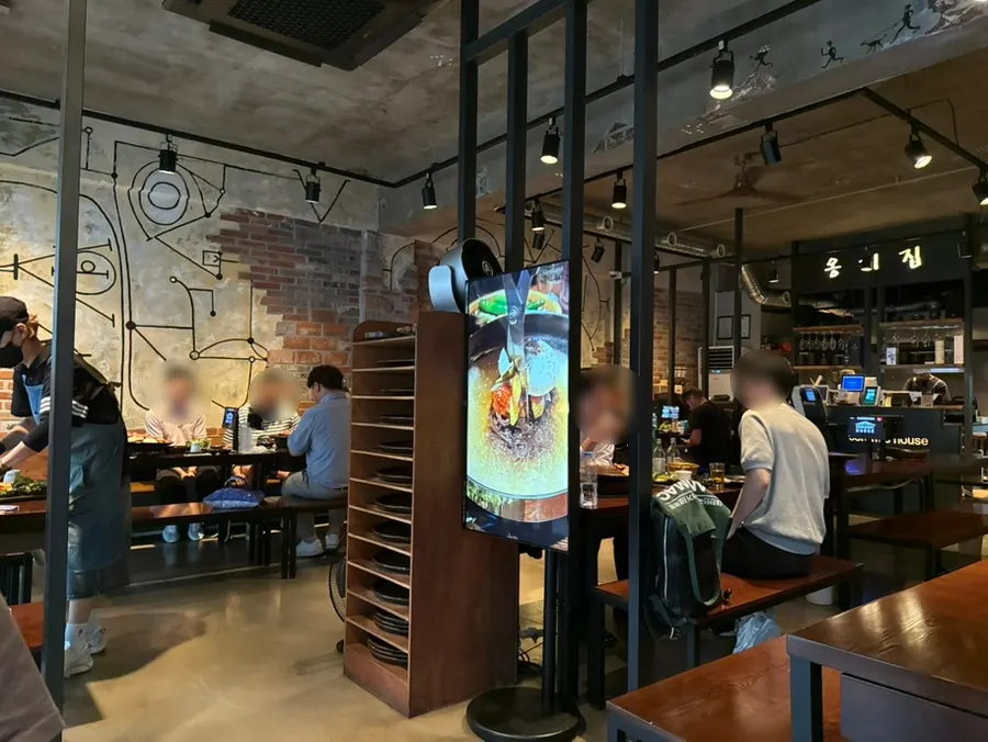 Group seating and tables at Ongijip