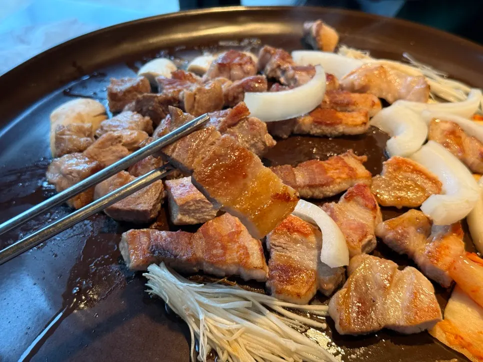Pork belly with kimchi and onion
