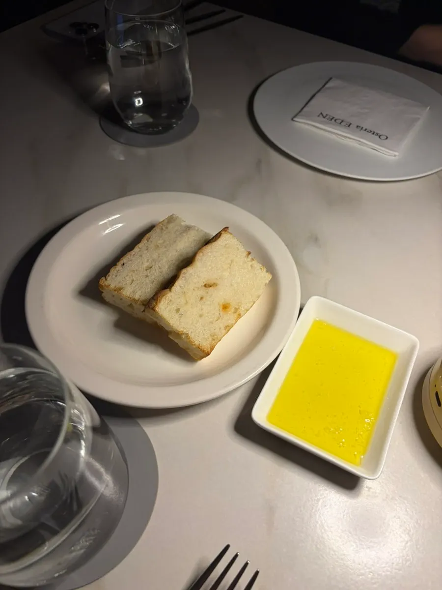 Pre-meal bread served at the table