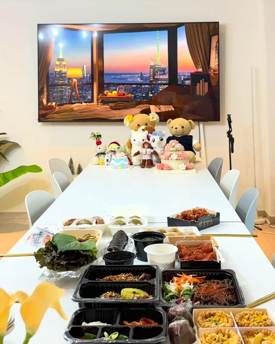 거실 12인 테이블과 대형 벽걸이 TV