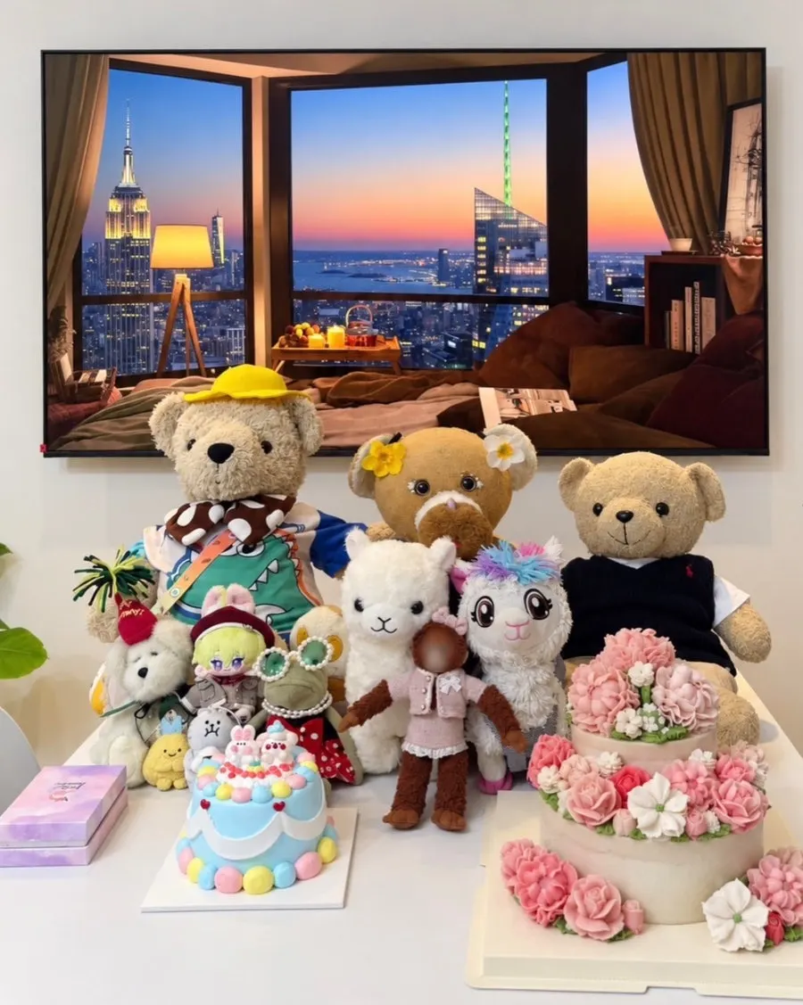 TV 앞에 놓인 인형들과 케이크