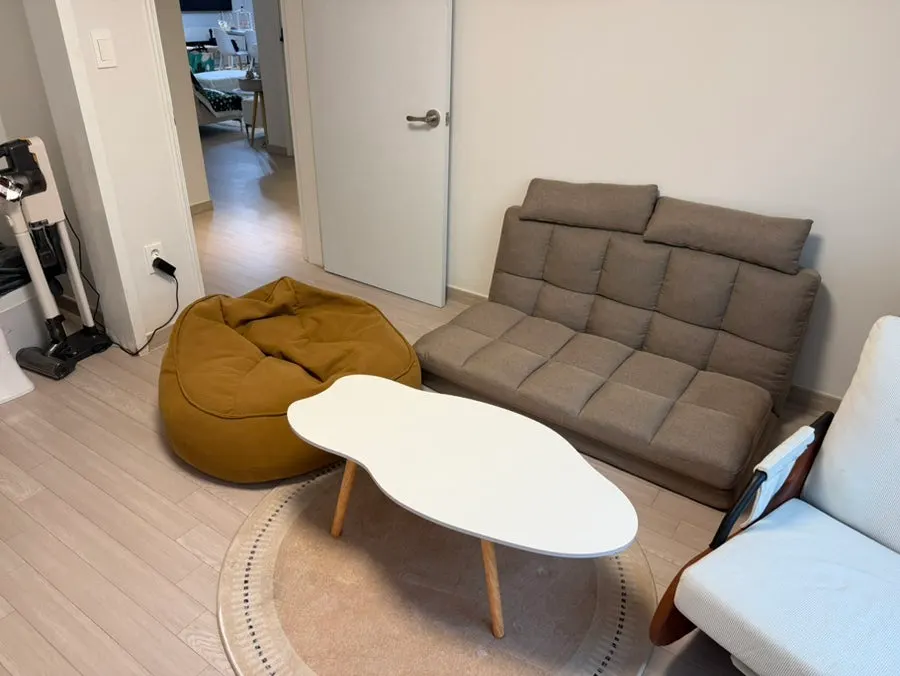 COZY ROOM의 낮은 의자와 흔들의자