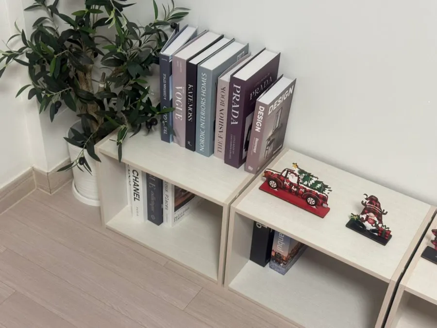 COZY ROOM 선반의 장식과 책