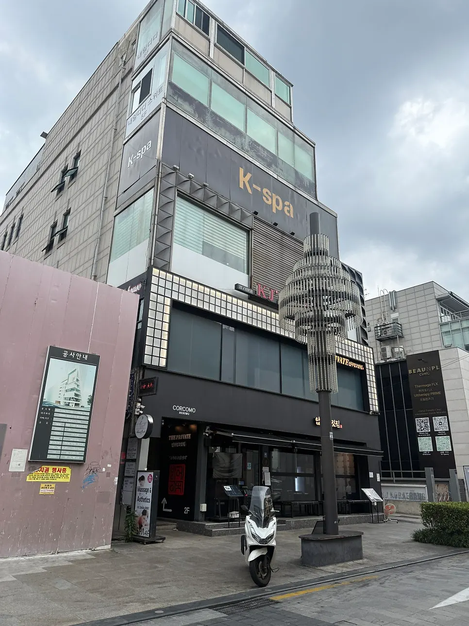 Exterior of the building housing Naeil Didi nail salon in Apgujeong Rodeo