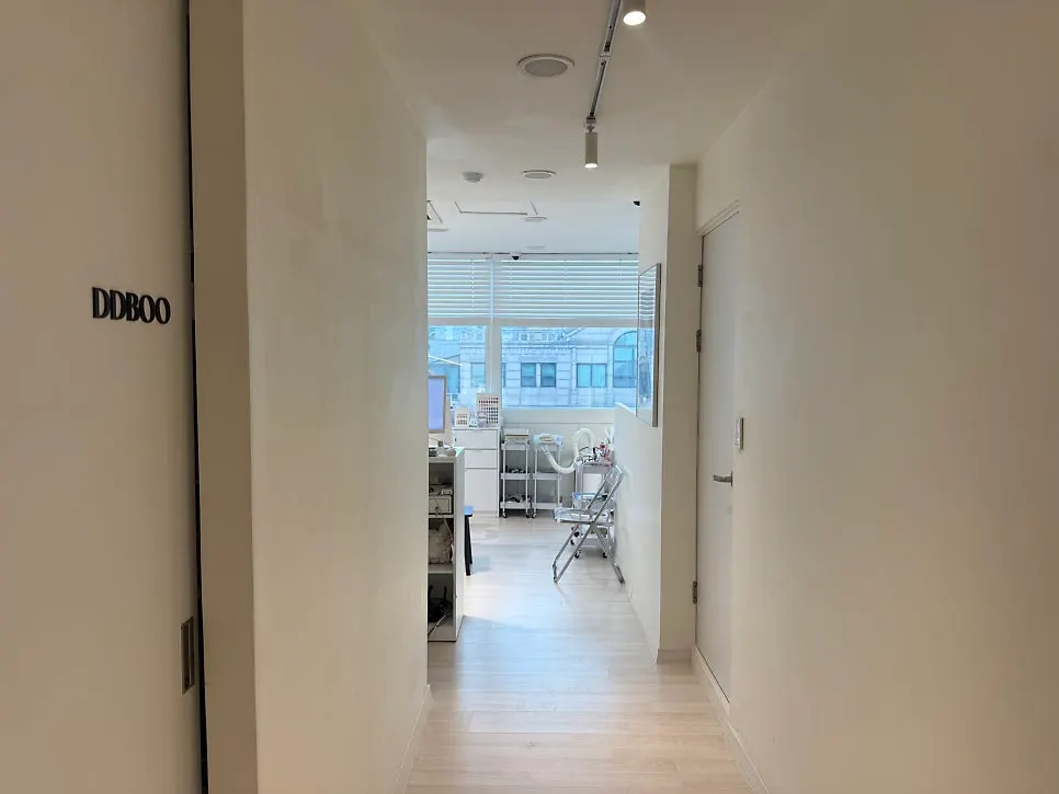White-toned interior of Naeil Didi's 5th floor