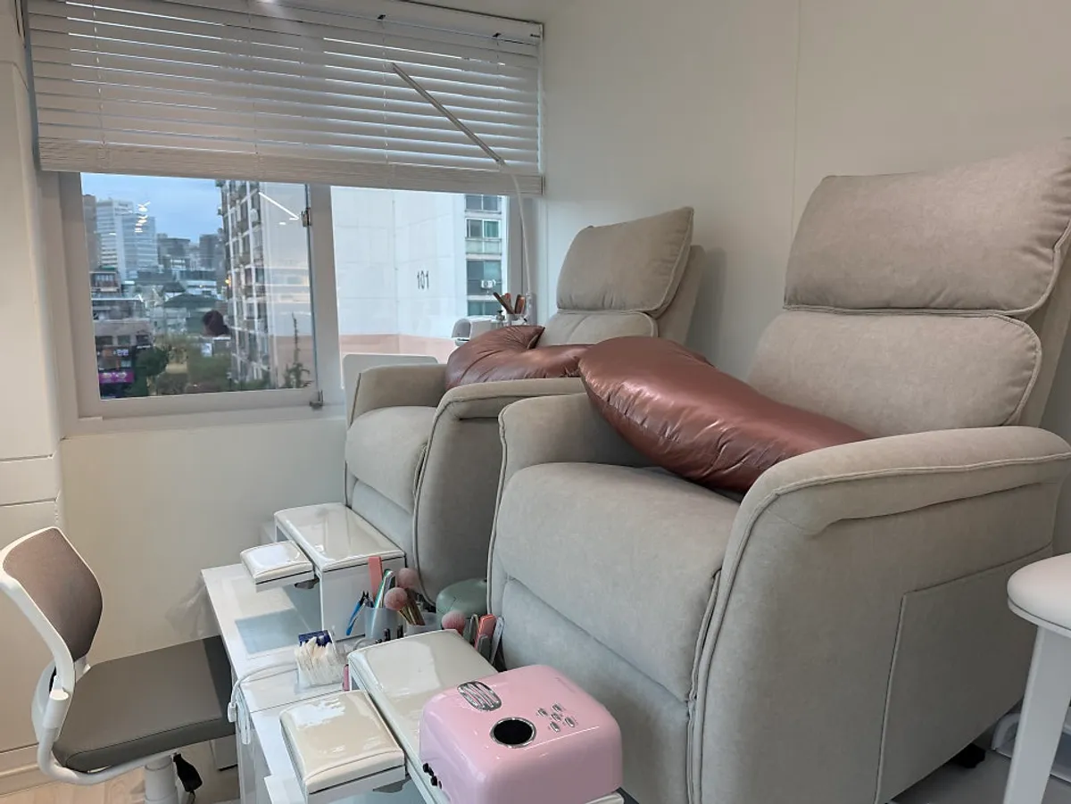 Nail salon space with floor-to-ceiling windows at Naeil Didi