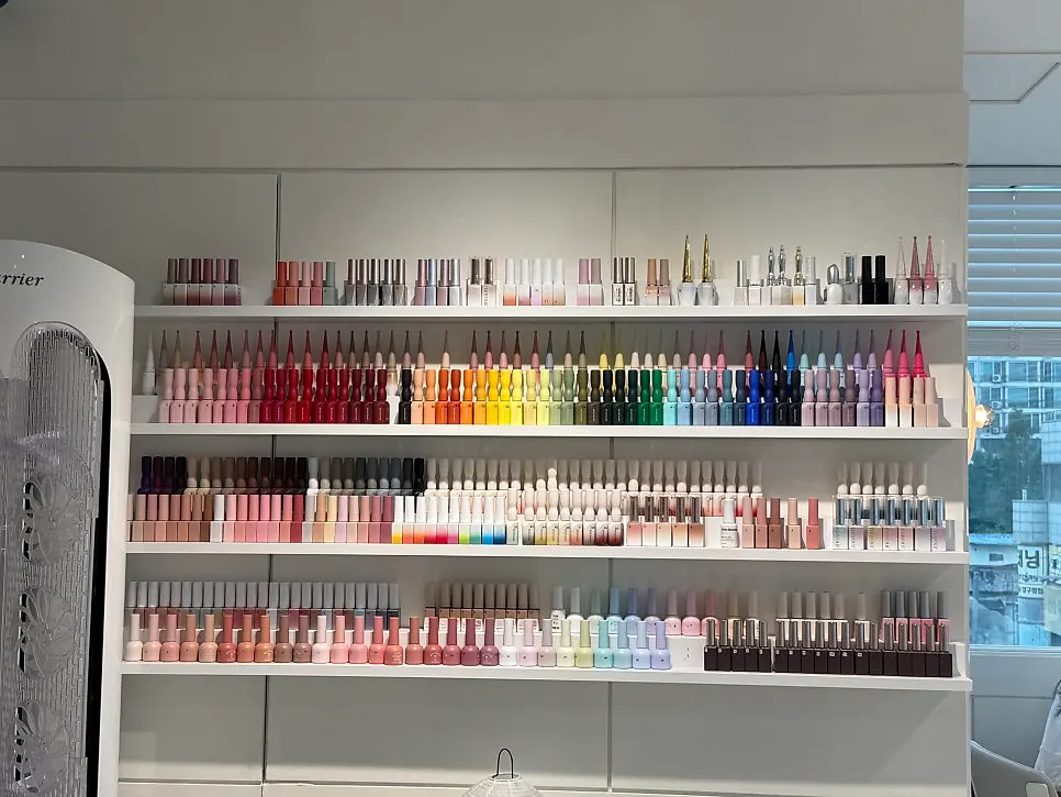 Neatly arranged nail table at Naeil Didi